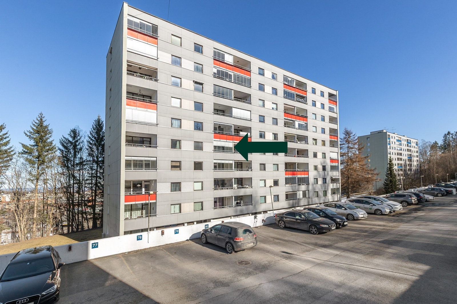Her får du en innholdsrik leilighet i 4. etasje med gangavstand til Asker sentrum. Asker anses som et knutepunkt for offentlig kommunikasjon med tog/flytog og buss, perfekt for pendlere. Galleribilde