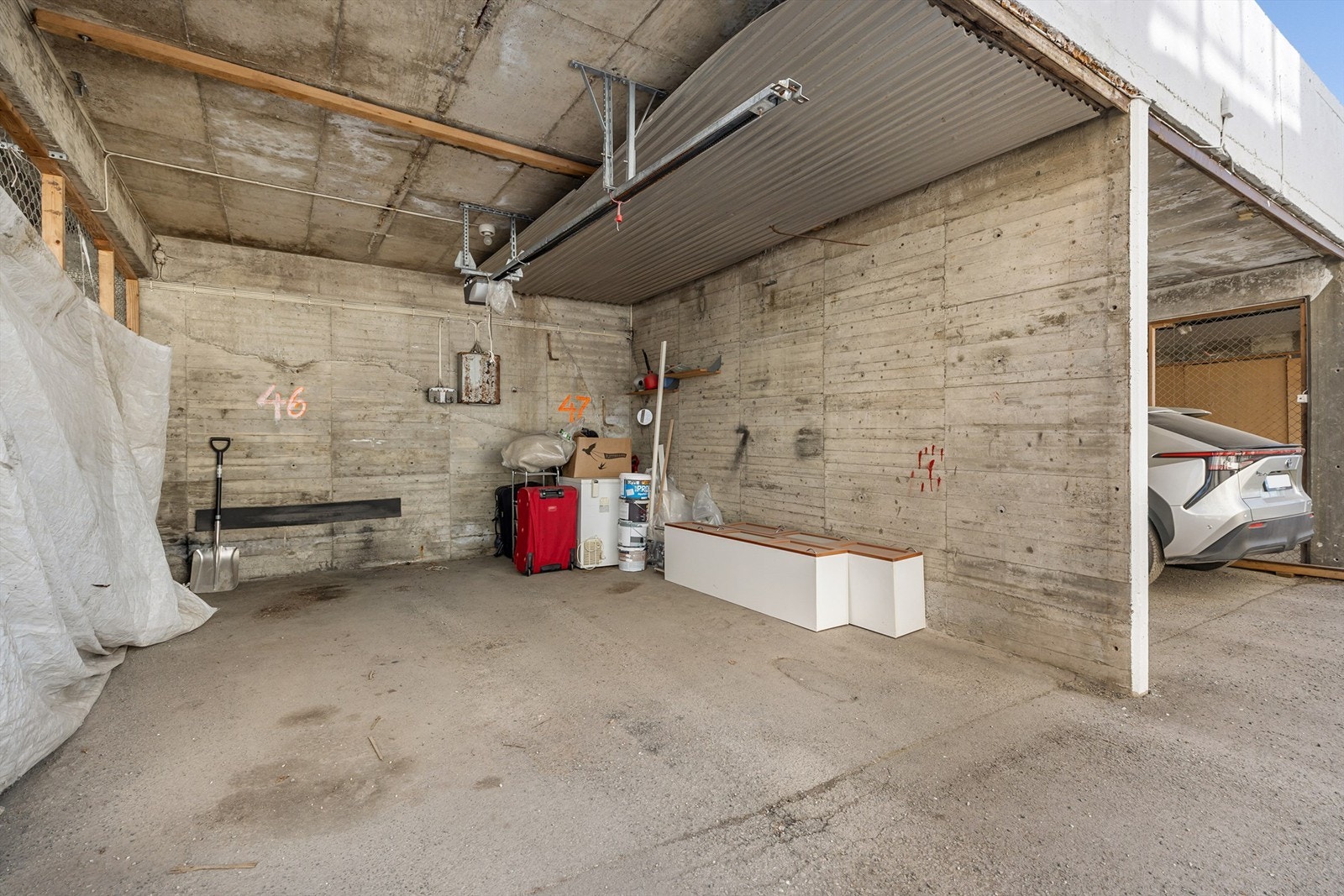 Seksjonen har vedtektsfestet bruksrett til parkeringsplass i garasjeanlegget. Denne seksjonen har plass nr. 47 i følge selger. Galleribilde