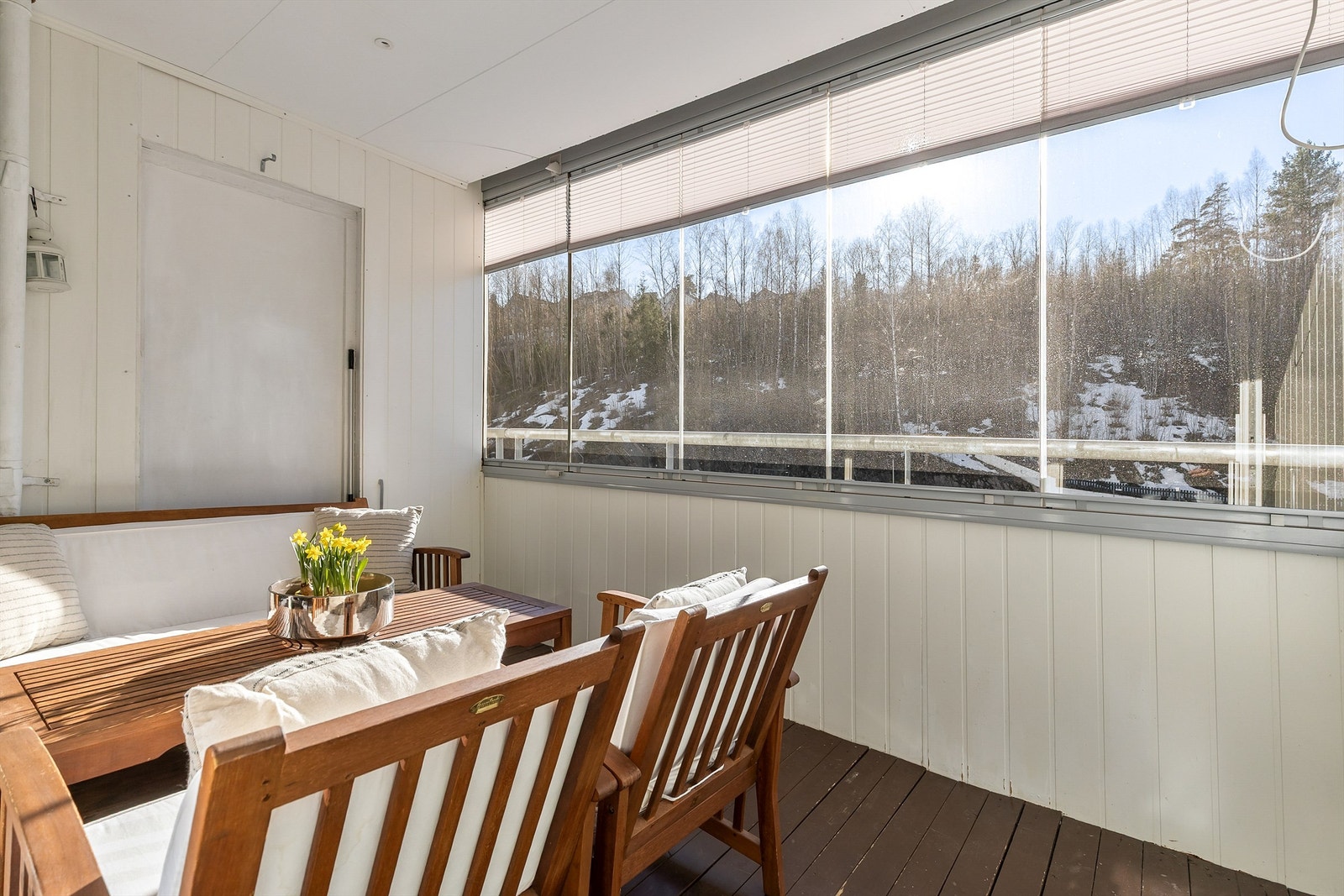 Innglasset balkong med plass til utemøbler. Galleribilde