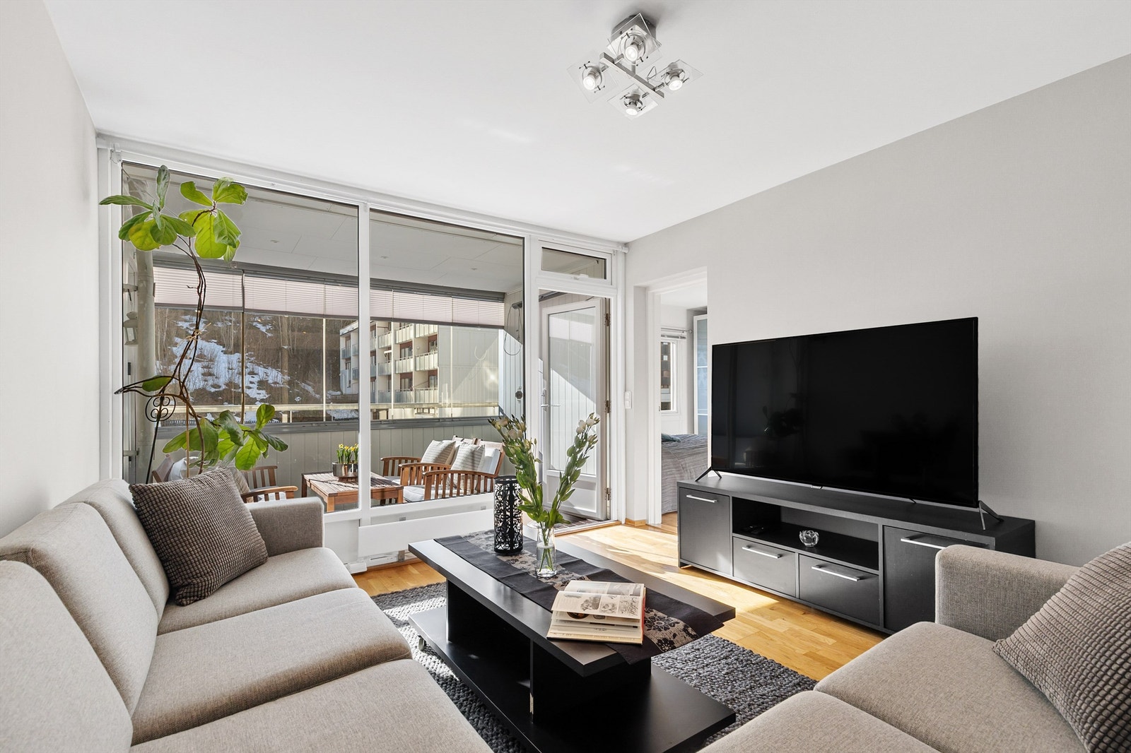 Lys og luftig stue med plass til sittegruppe, TV-område og spisebord. Fra stuen er det inngang til soverom 1 og 2, samt utgang til innglasset balkong. Galleribilde