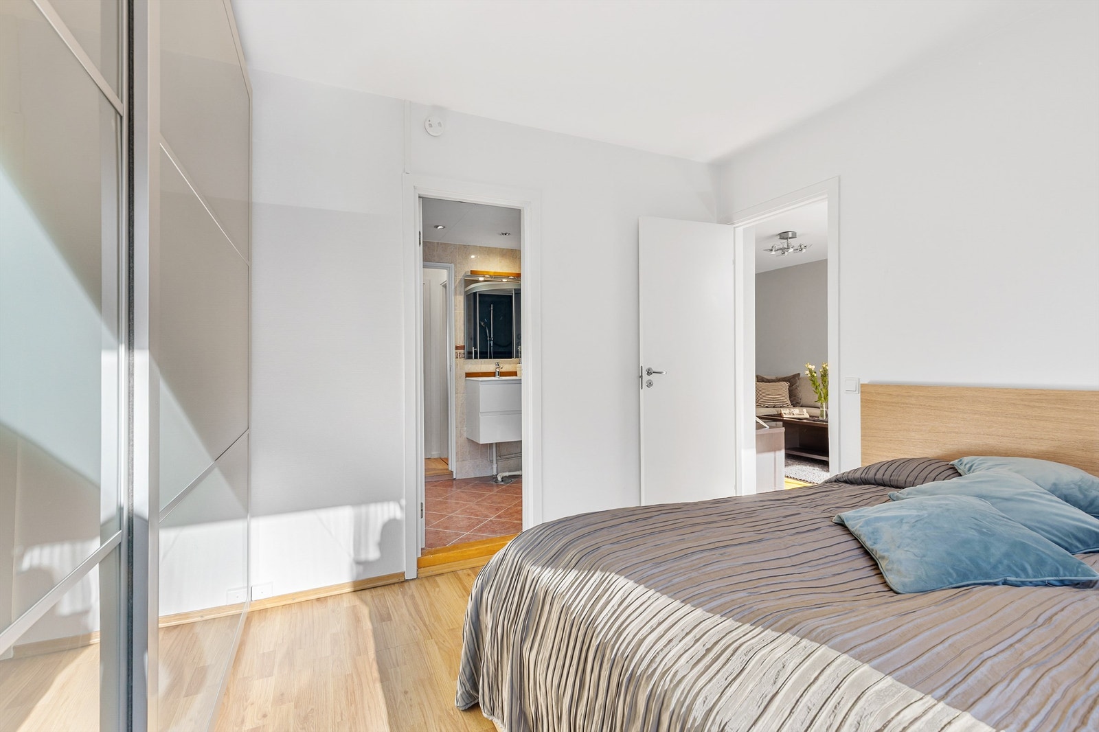 Hovedsoverommet har også egen inngang til badet.
' Galleribilde