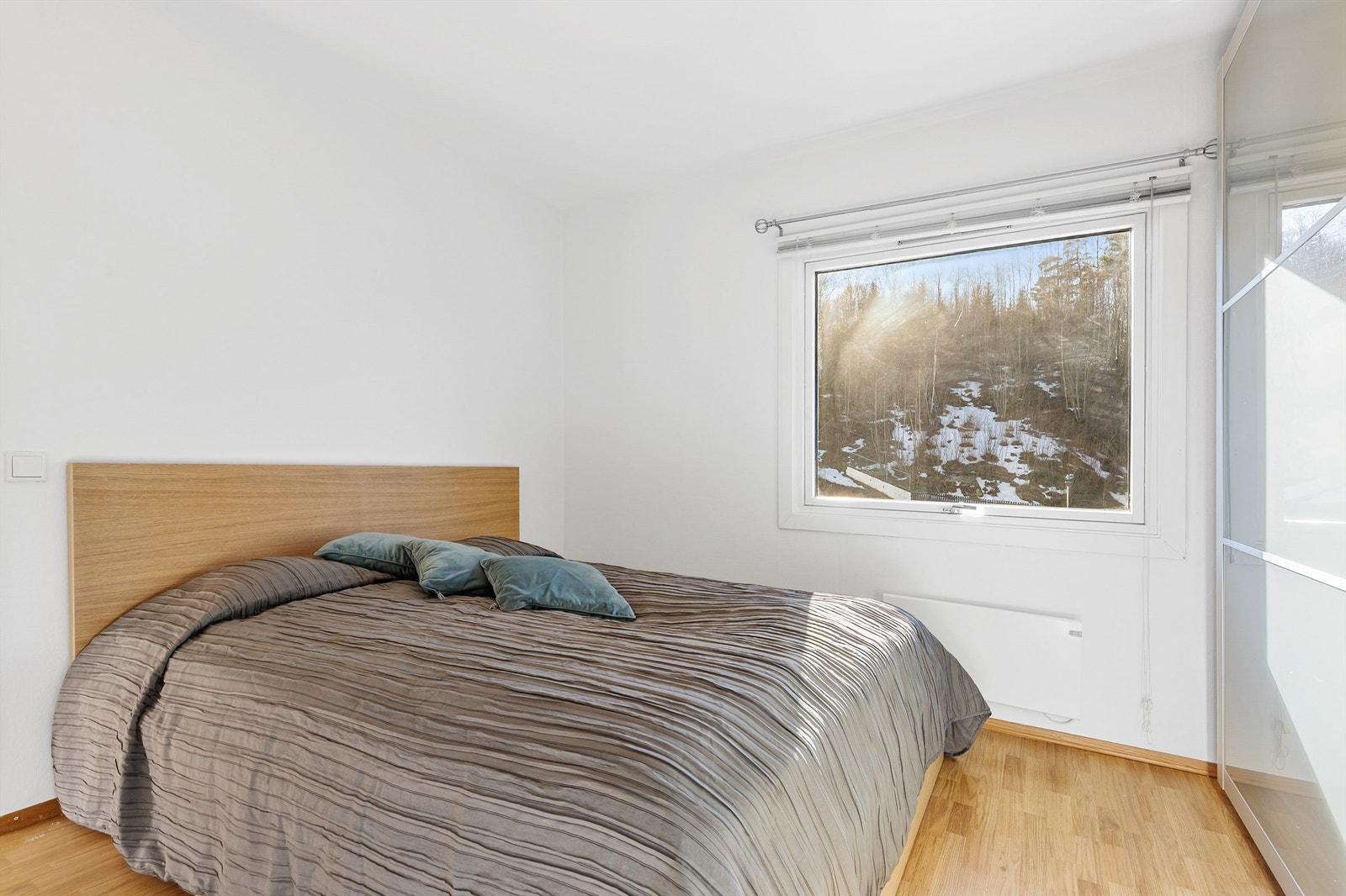 Boligen har 3 soverom. Hovedsoverommet er av god størrelse, har plass til dobbeltseng og har stor skyvedørsgarderobe. Galleribilde