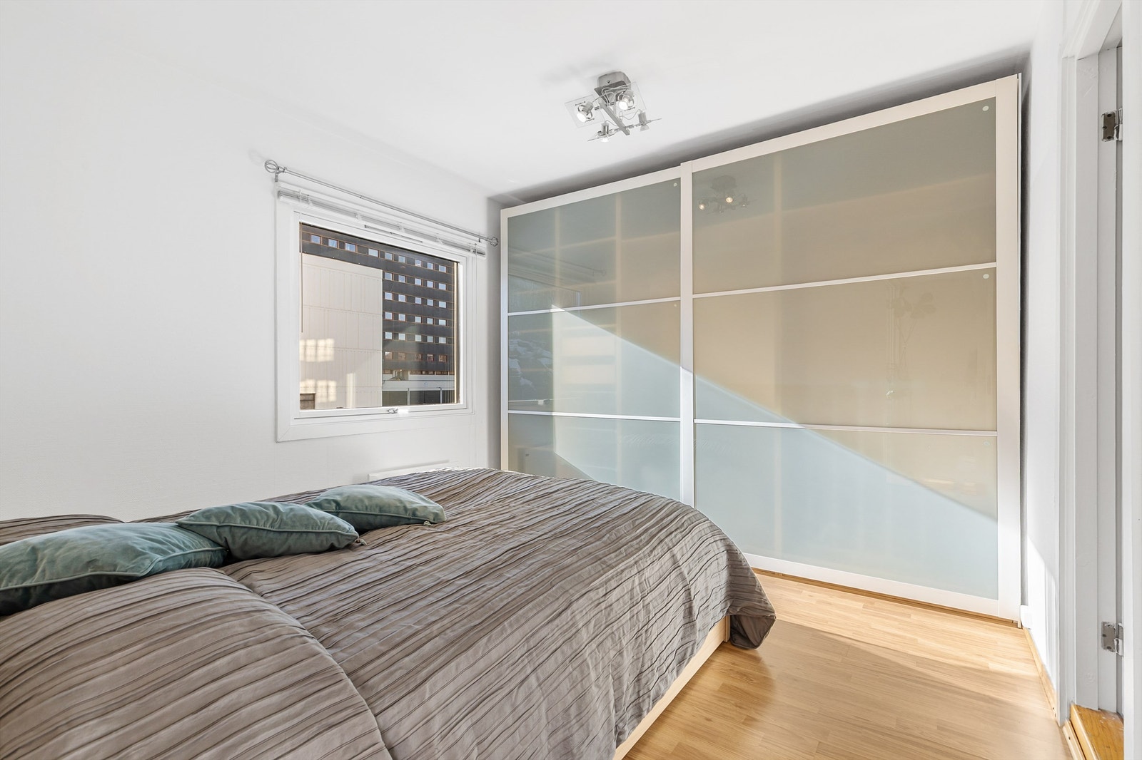 Boligen har 3 soverom. Hovedsoverommet er av god størrelse, har plass til dobbeltseng og har stor skyvedørsgarderobe. Galleribilde