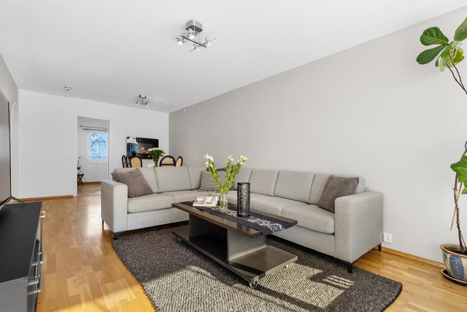 Lys og luftig stue med plass til sittegruppe, TV-område og spisebord. Fra stuen er det inngang til soverom 1 og 2, samt utgang til innglasset balkong. Galleribilde