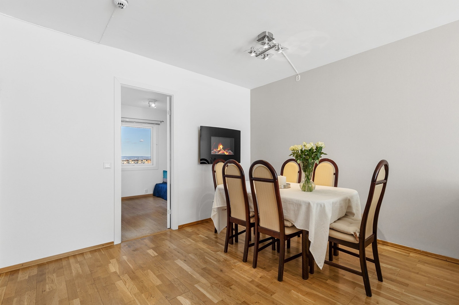 Lys og luftig stue med plass til sittegruppe, TV-område og spisebord. Fra stuen er det inngang til soverom 1 og 2, samt utgang til innglasset balkong. Galleribilde