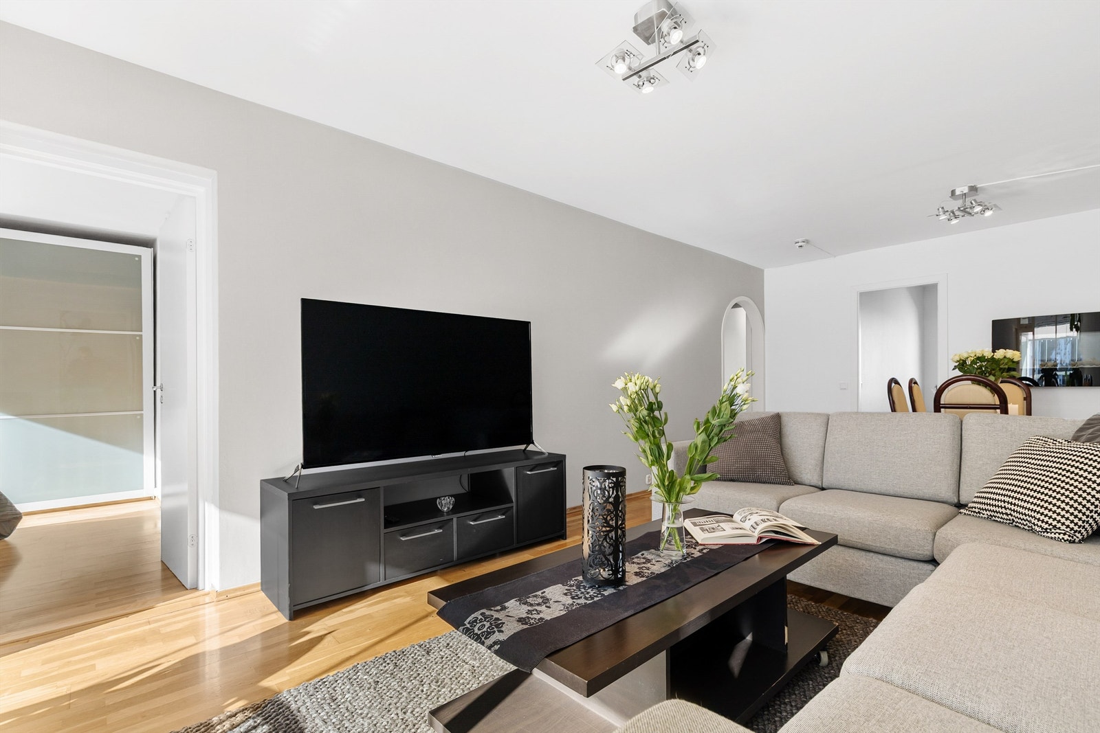 Lys og luftig stue med plass til sittegruppe, TV-område og spisebord. Fra stuen er det inngang til soverom 1 og 2, samt utgang til innglasset balkong. Galleribilde