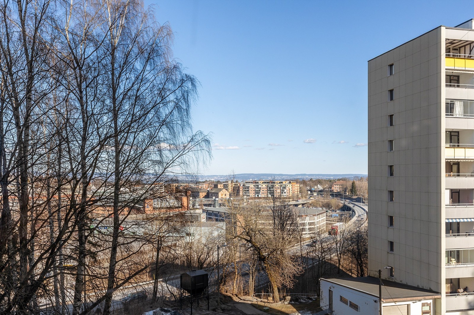 I Asker sentrum finner du også Vinmonopol og treningssentre; SATS, ATS og EVO. I dag er Asker et knutepunkt for tog. Mange innbyggere velger å bosette seg i Asker og omegn nettopp på grunn av det praktiske ved transporten til arbeid i Oslo. Galleribilde