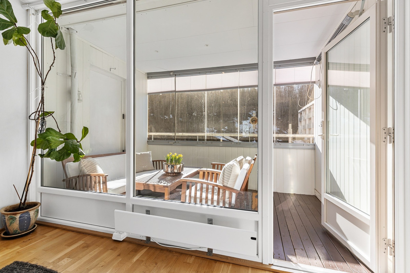 Lys og luftig stue med plass til sittegruppe, TV-område og spisebord. Fra stuen er det inngang til soverom 1 og 2, samt utgang til innglasset balkong. Galleribilde