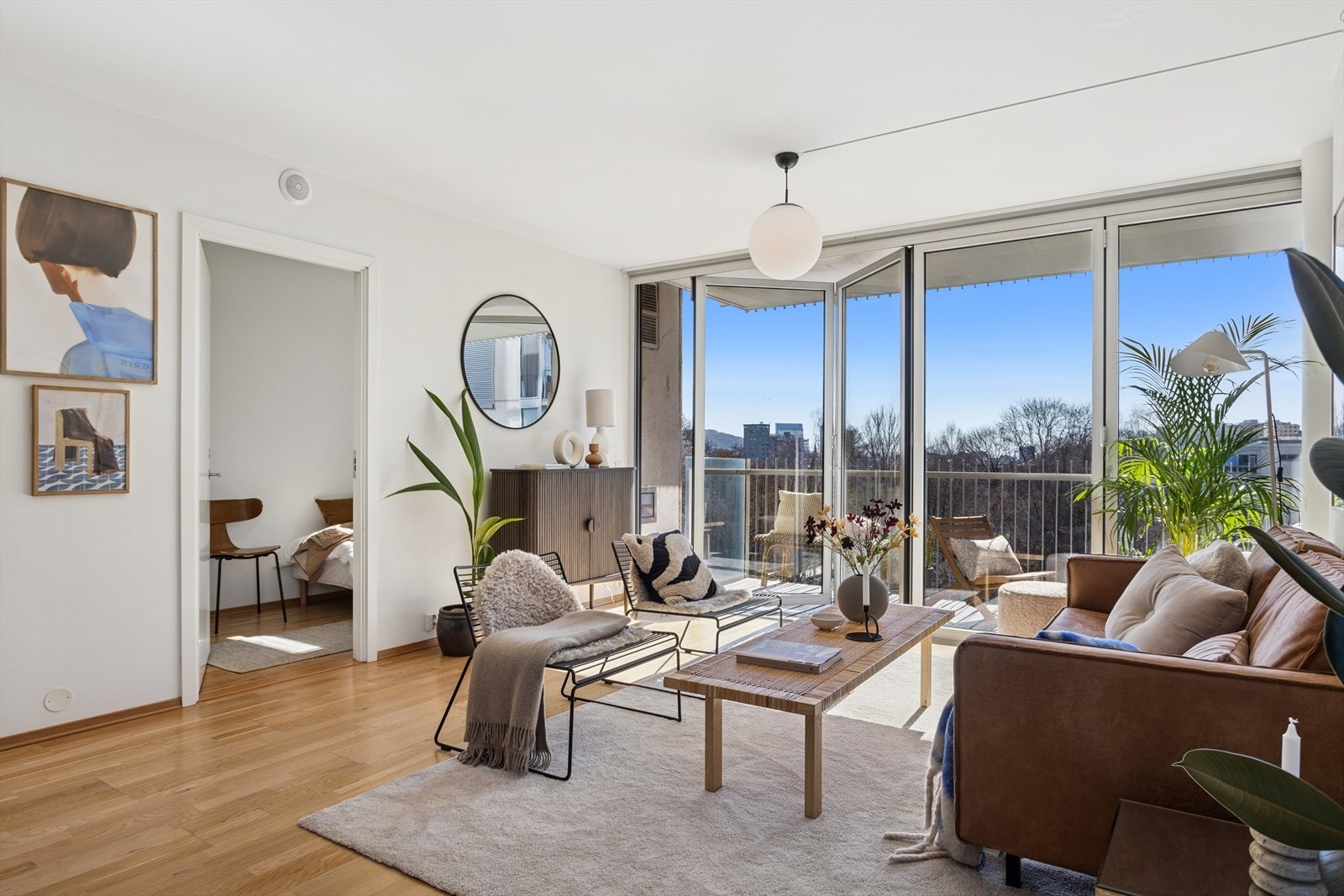 Stuen er det naturlige samlingspunktet og fremstår som lys og luftig. Galleribilde