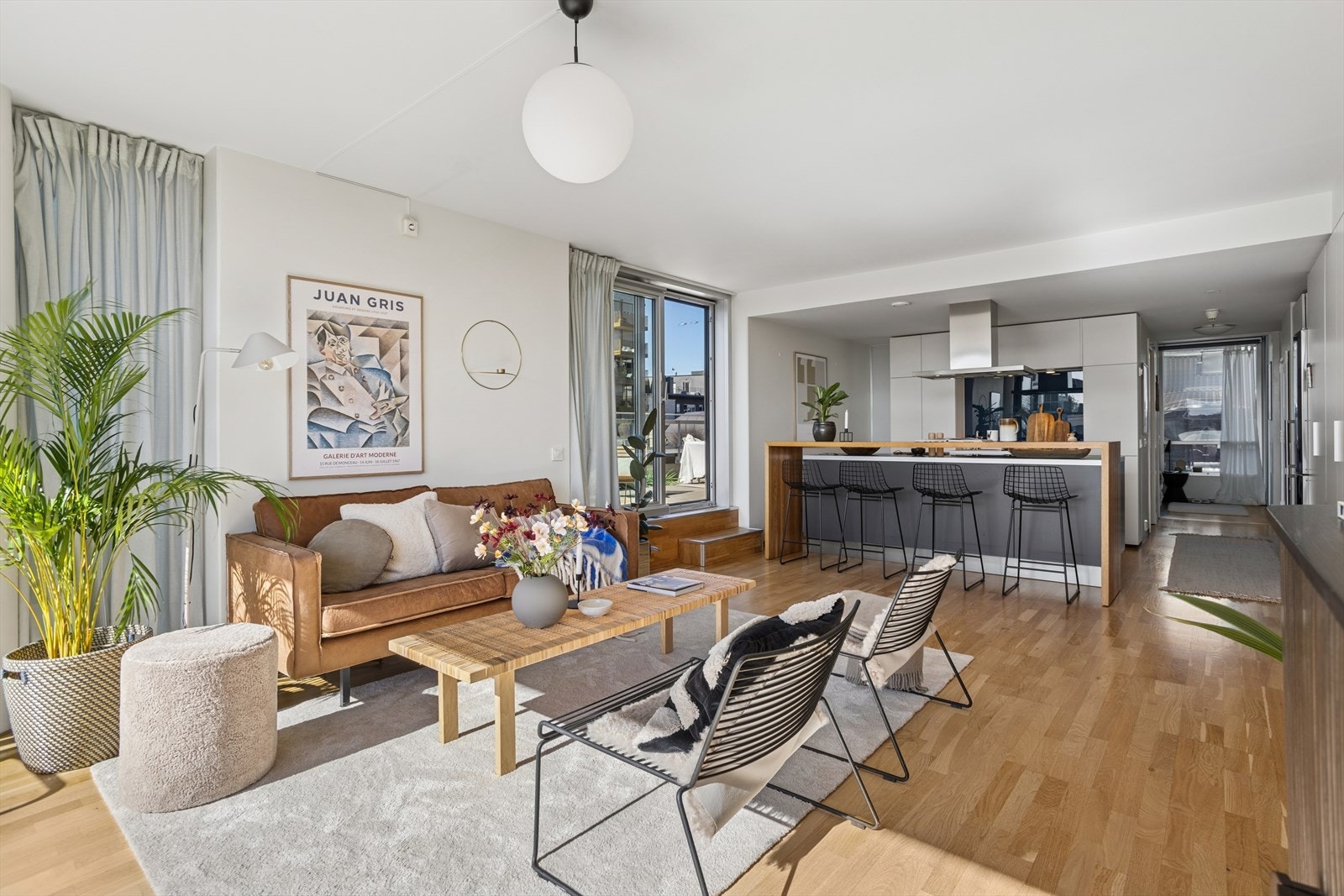 Leiligheten nyter godt av vannbåren gulvvarme, sentralanlegg for oppvarming av varmtvann og balansert ventilasjon. Forøvrig er det individuell styring av gulvvarme for hvert rom med tidssyring. Galleribilde