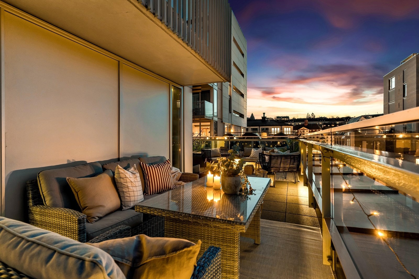 Terrassen strekker seg langs hele leiligheten. Galleribilde