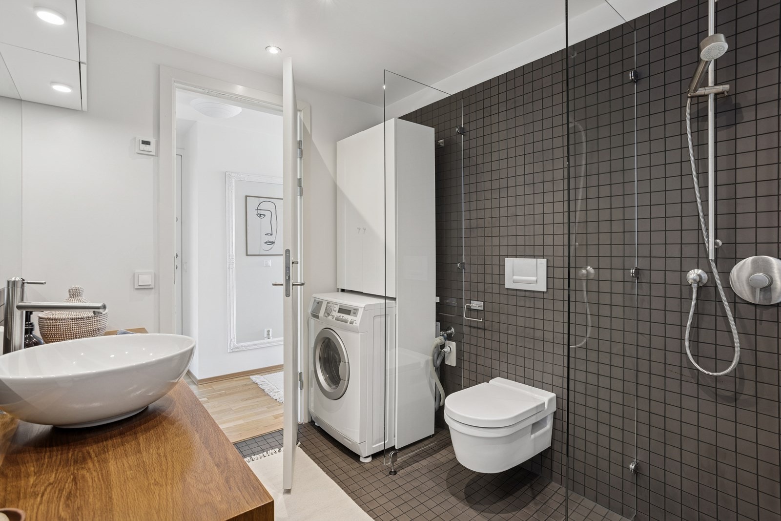 Lekkert flislagt baderom med varme i gulvet og downlights i himling. Galleribilde