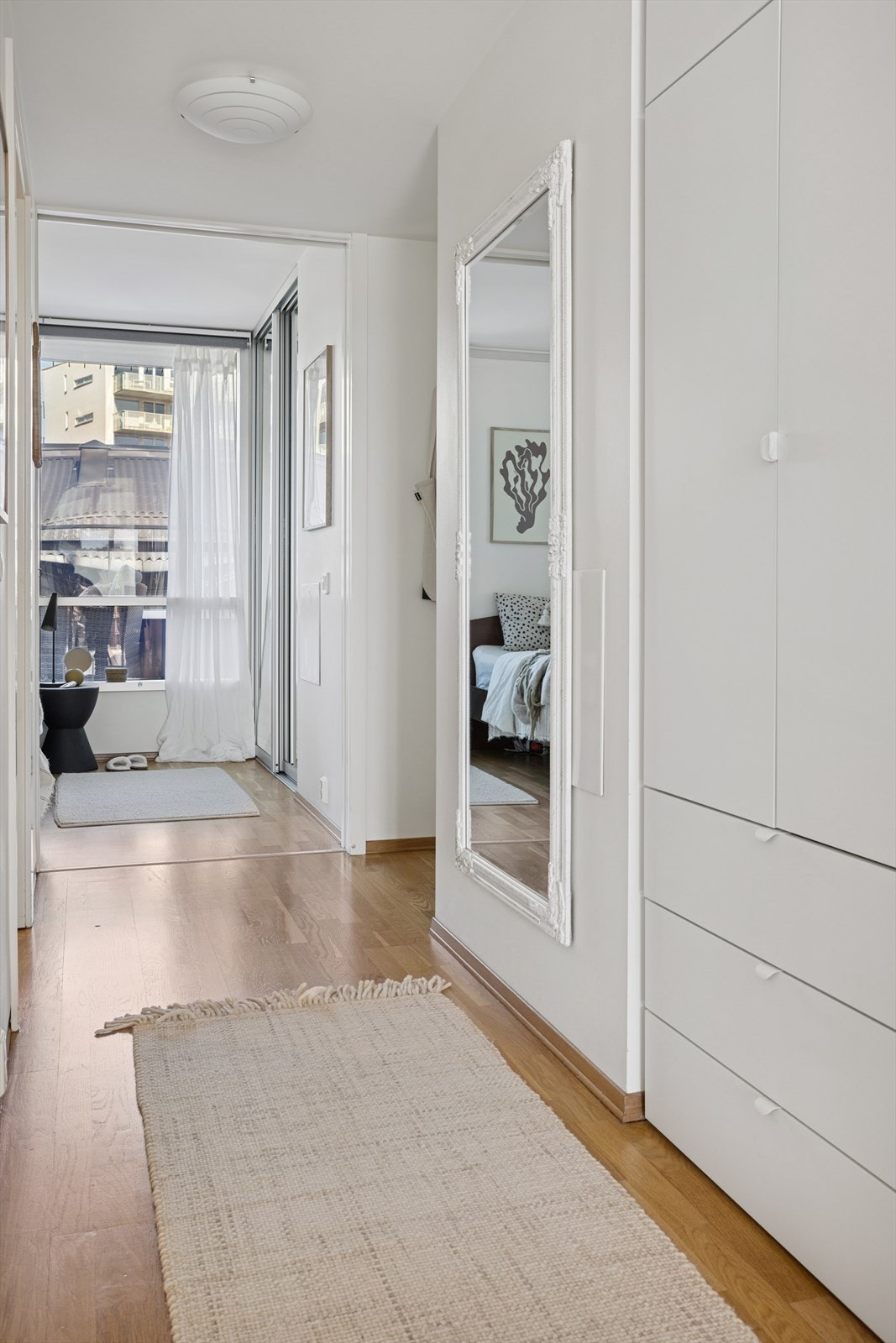 Velkommen inn. Entreen er godt utnyttet og her vil du kunne ha plass til stort plassbebygd garderobeskap. Galleribilde