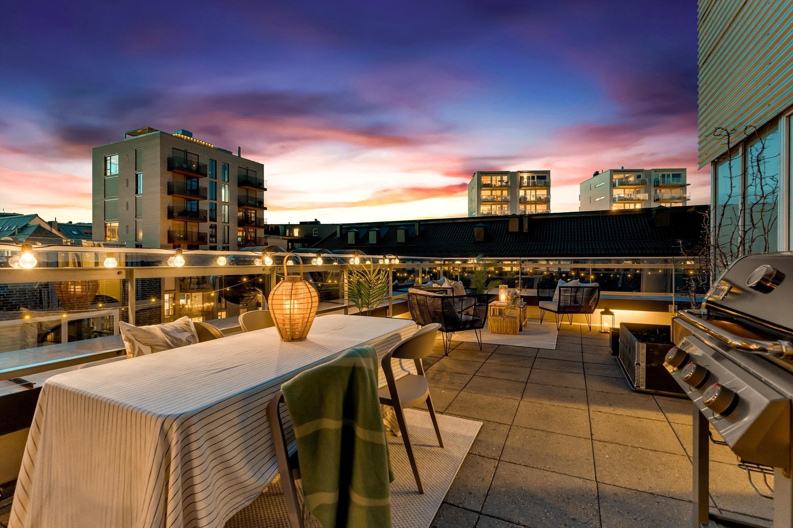 Nyt late sommerdager ute på terrassen. Galleribilde