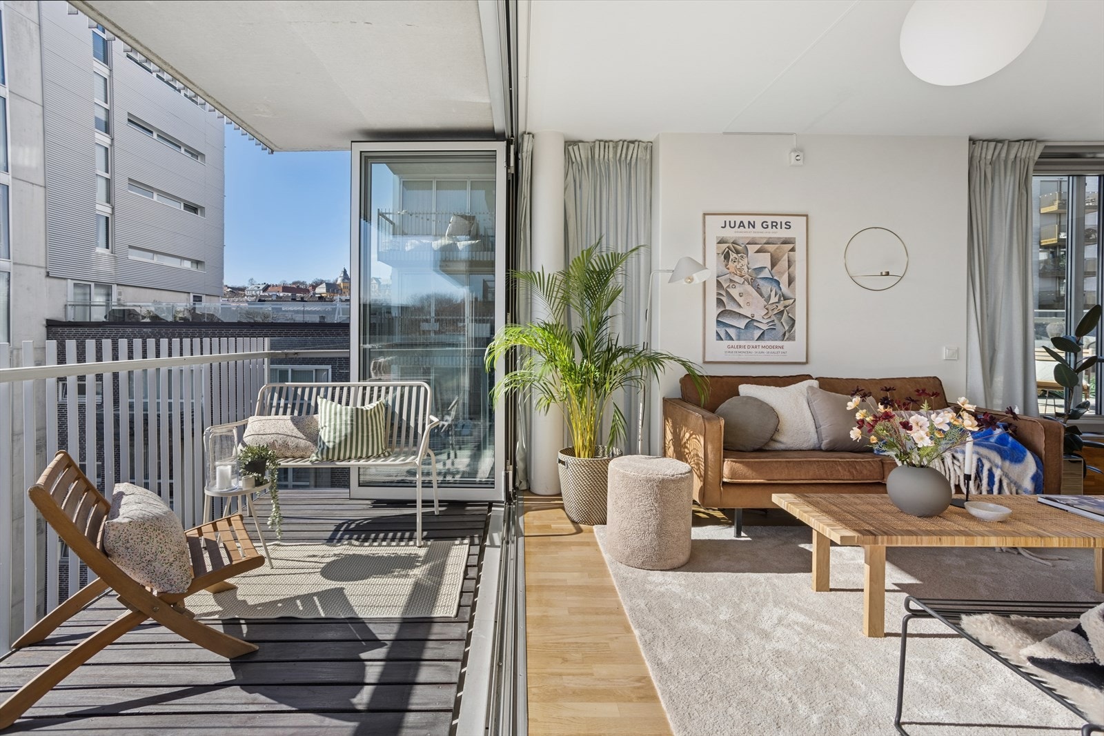 Balkongen er vendt inn mot fellesarealet som ligger langs Akerselva. Galleribilde