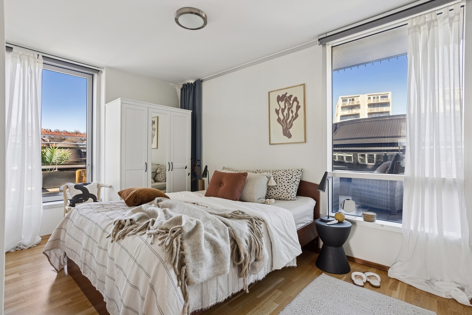 Hovedsoverommet er rikelig opplyst med store vinduer mot to sider, ut mot terrassen. Galleribilde