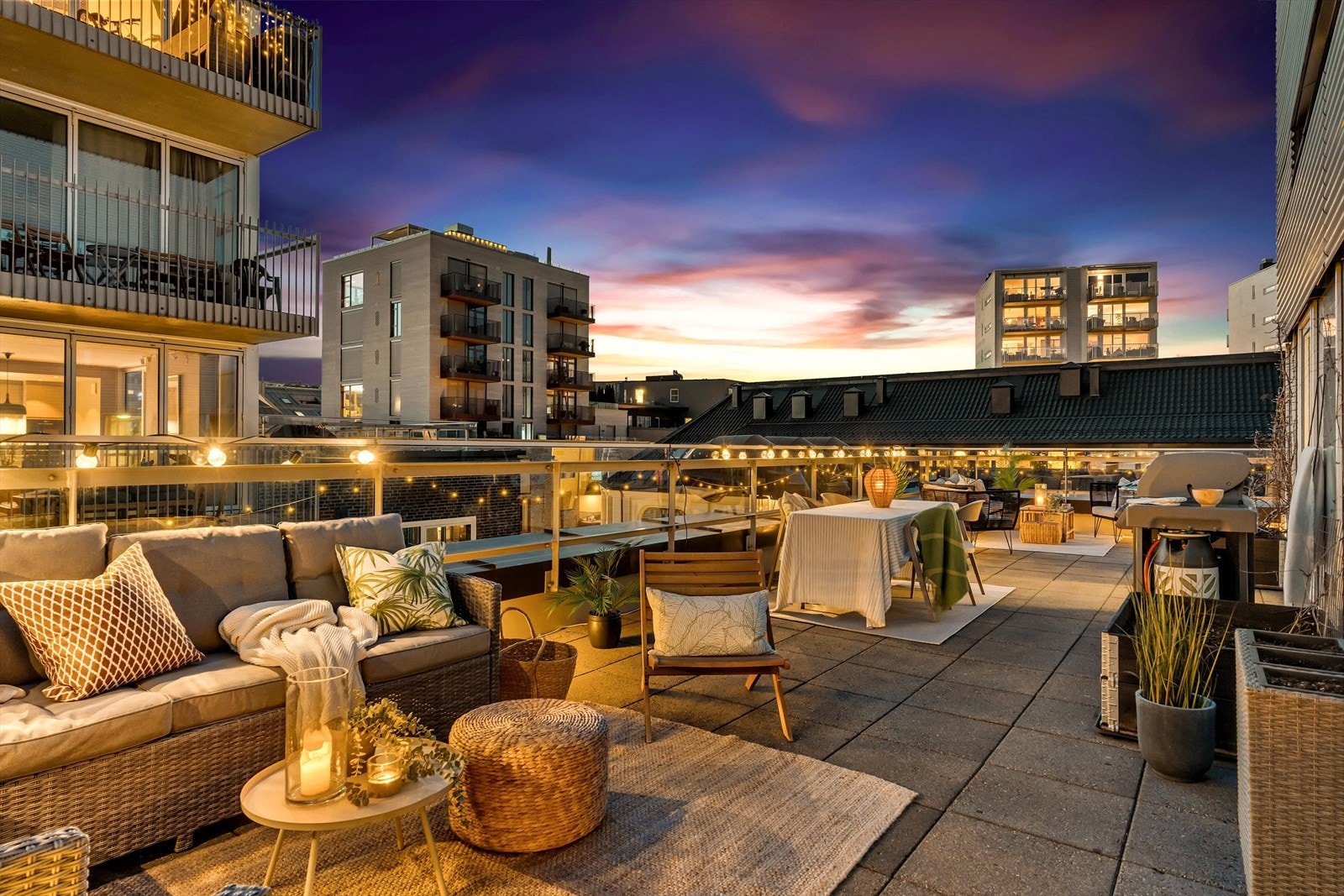 Dette er en nydelig gj. gående 3-roms hjørne- og endeleilighet med både solrik sørvestvendt balkong på ca 8 kvm, og stor privat nordvestvendt takterrasse på hele ca 57 kvm. Galleribilde