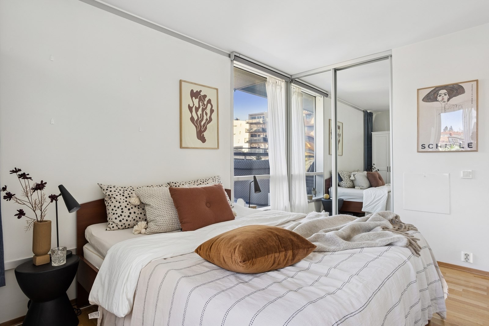 God størrelse med plass til seng, tilpasset garderobeløsning og andre småmøbler. Galleribilde