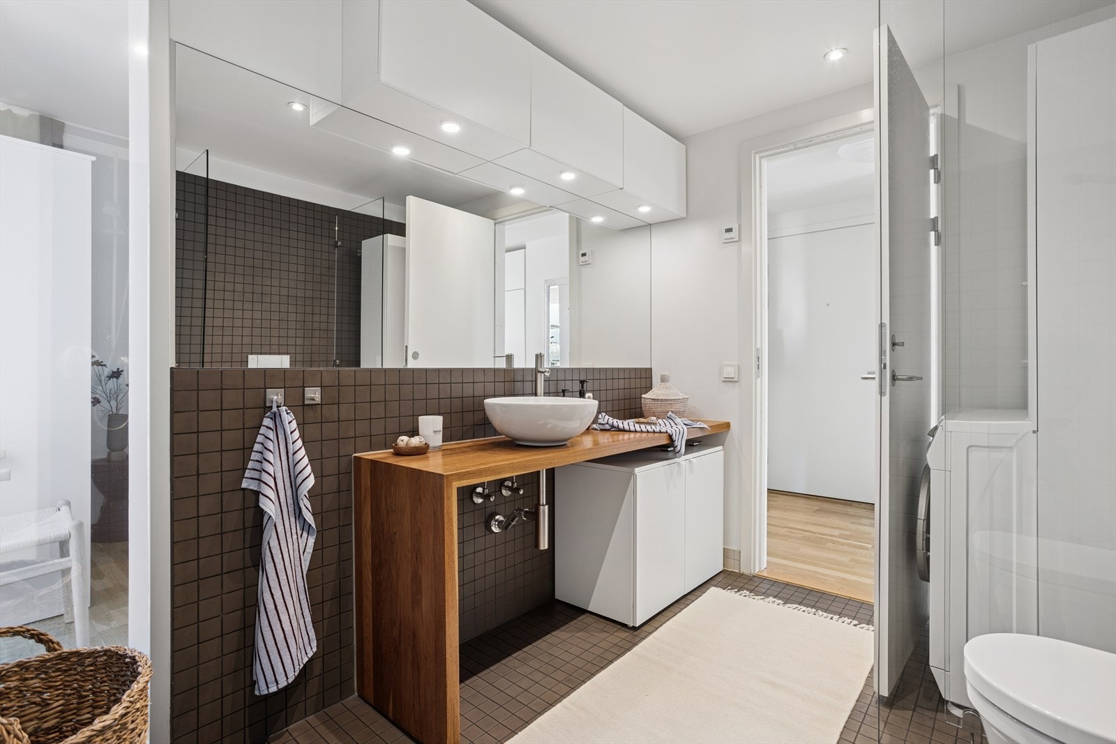 Baderommet kombineres med vaskerom og har plass med opplegg til vaskemaskin. Det er stålsluk og smøremembran på våtrommet. Galleribilde