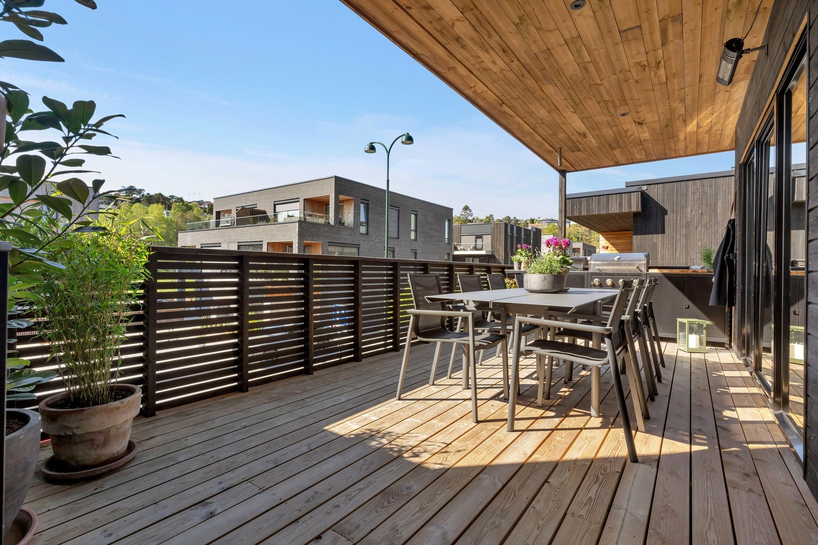 Romslig og solrik terrasse. Galleribilde