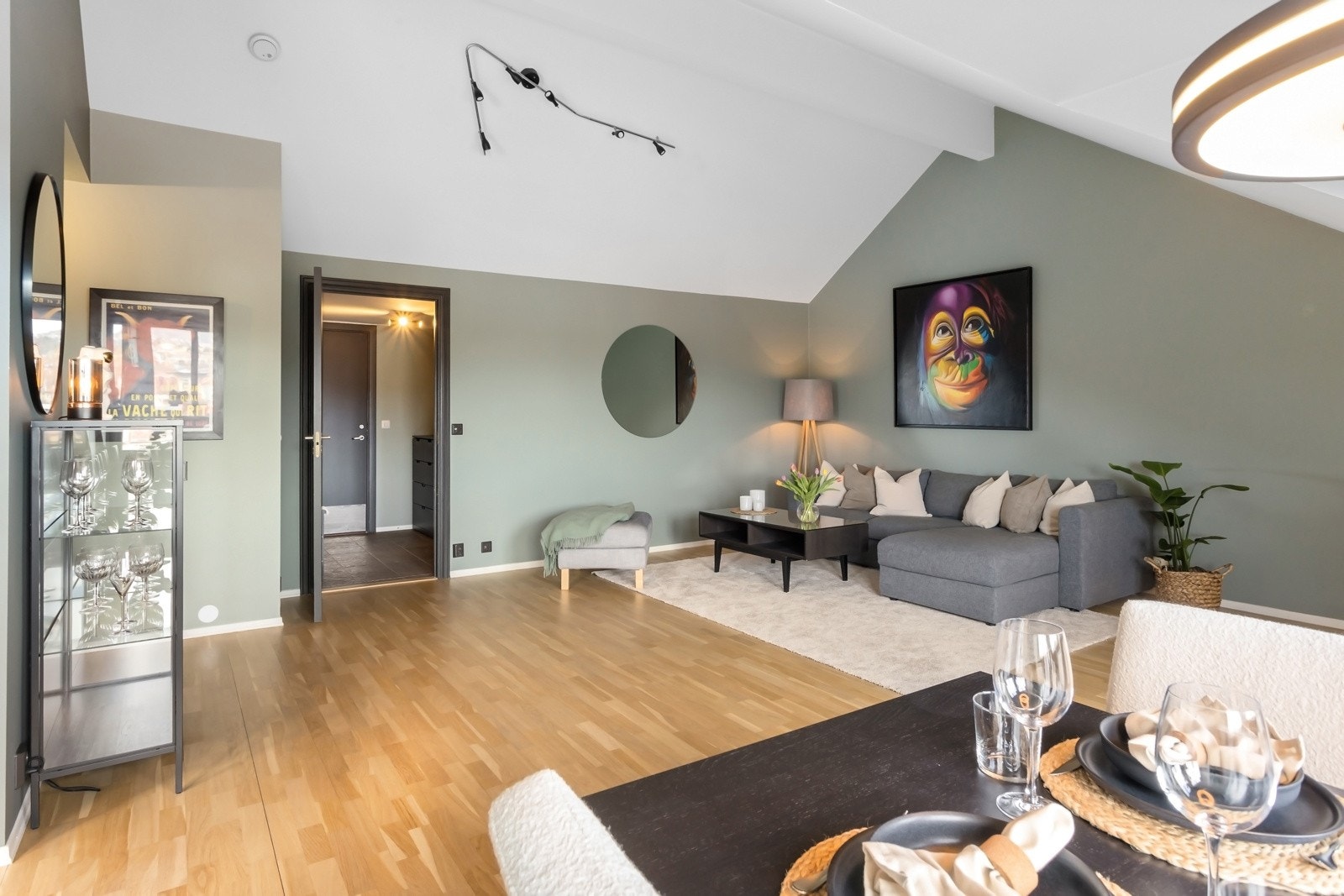 Leiligheten oppleves romslig og luftig med en gulvflate på 116 m² Galleribilde