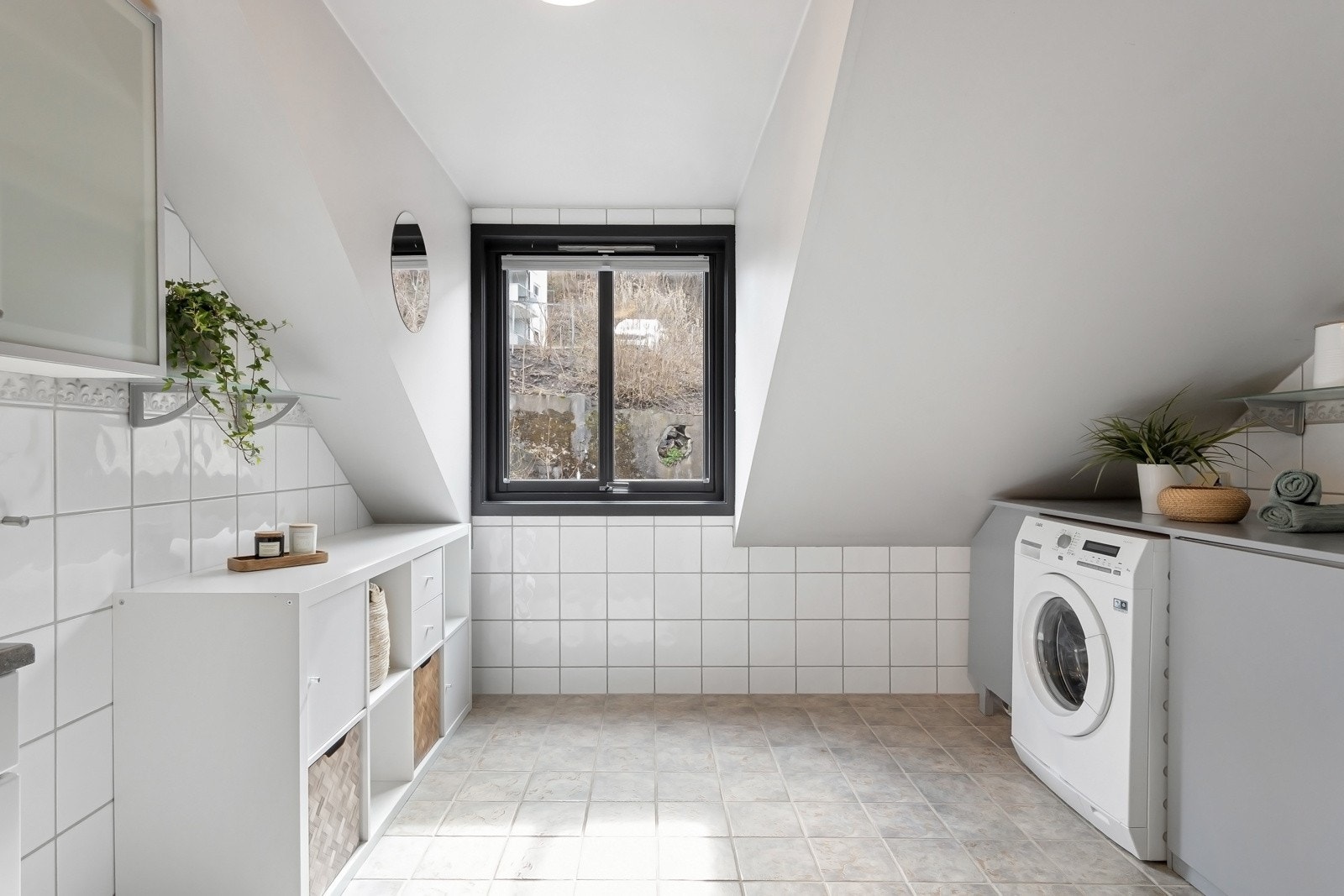 Romslig og flislagt baderom med gulvvarme Galleribilde