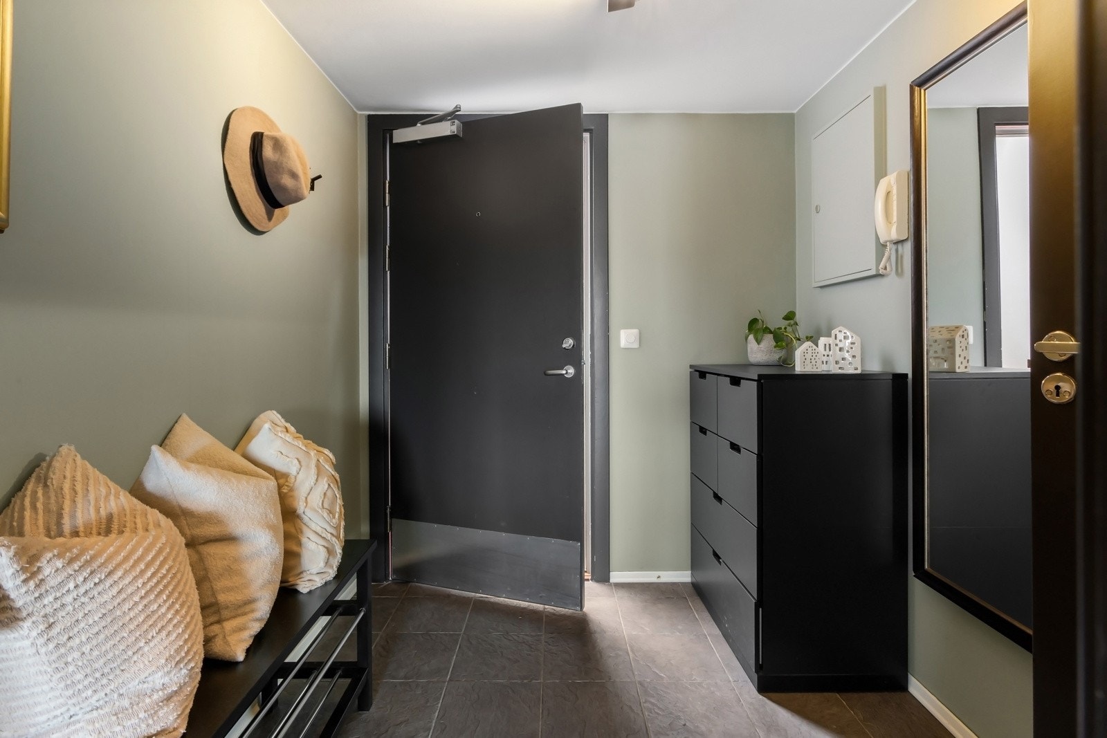 Flislagt entré med plass til yttertøy og sko Galleribilde