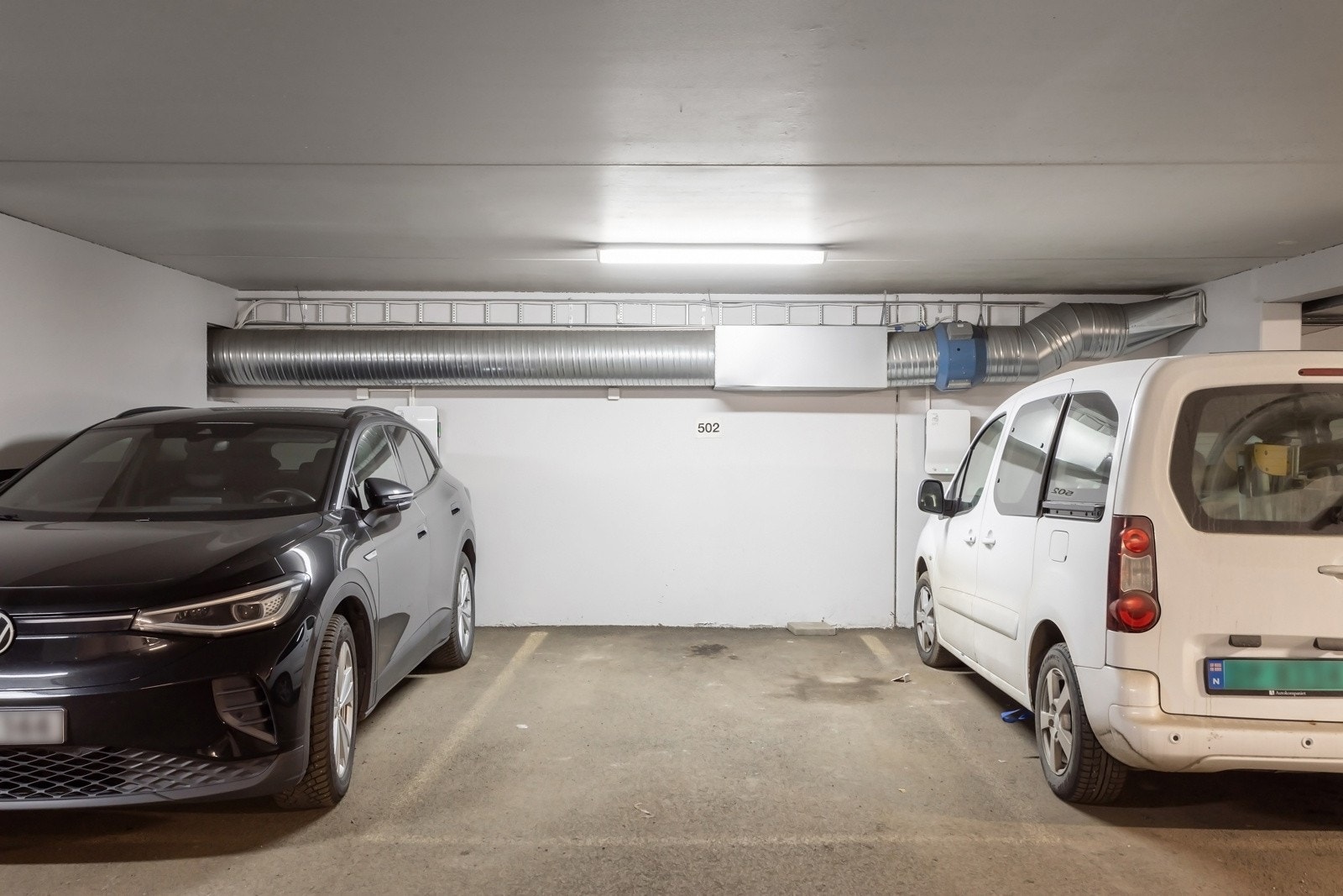 Med leiligheten følger en garasjeplass med mulighet for lader Galleribilde