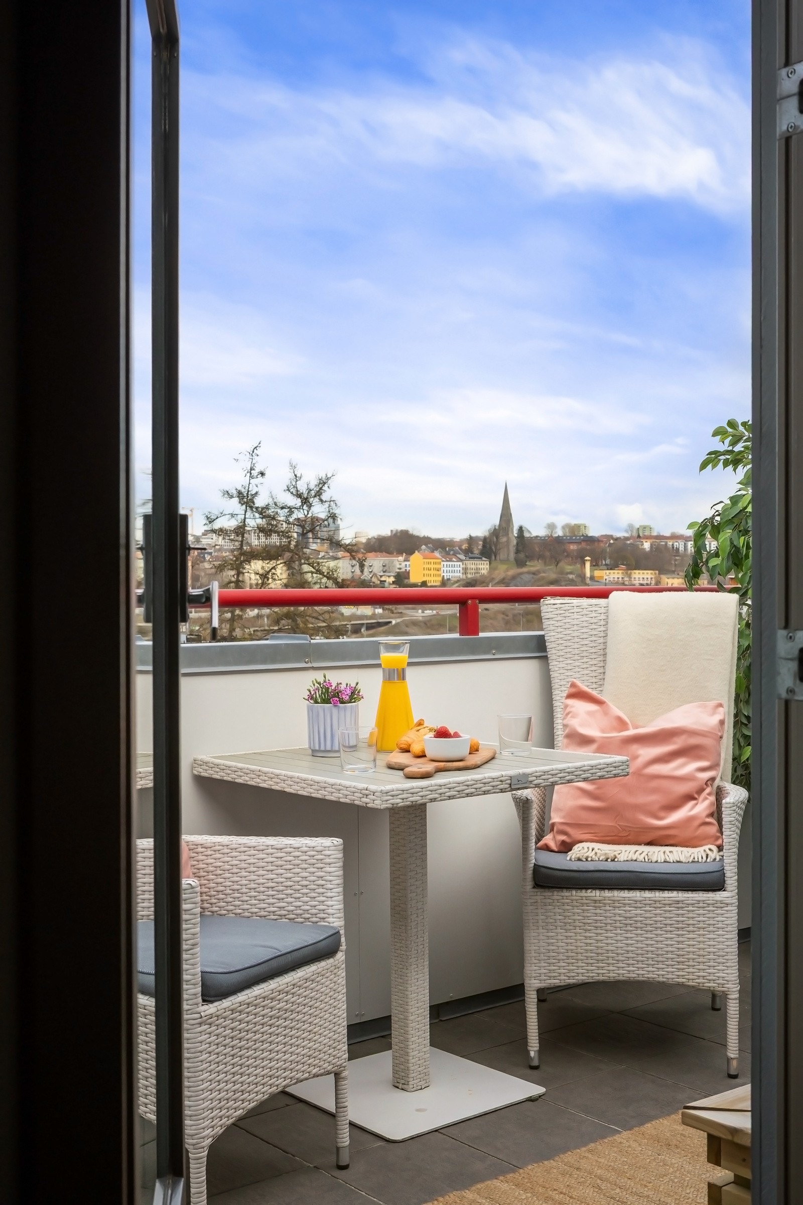 Fra kjøkkenet er det utgang til solrik balkong Galleribilde