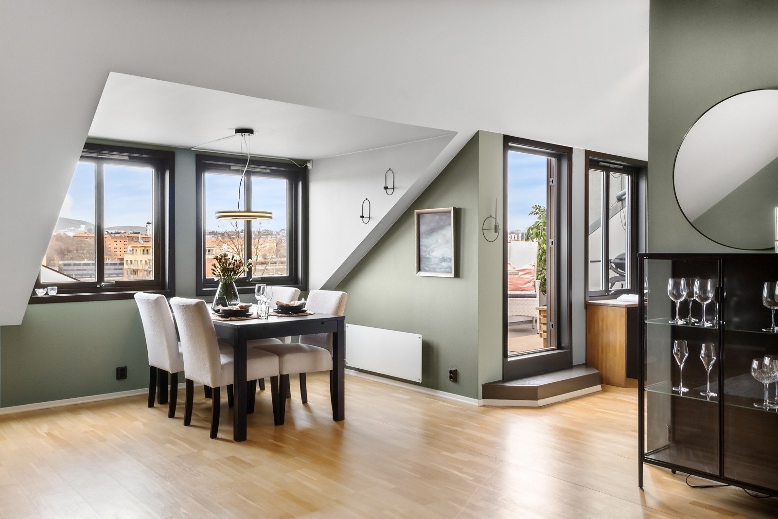 Store vindusflater og takark som gir en god romfølelse Galleribilde