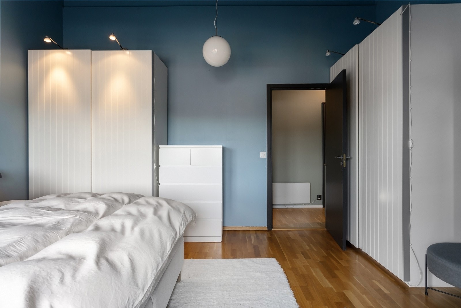 Hovedsoverommet har også rikelig med garderobeplass Galleribilde