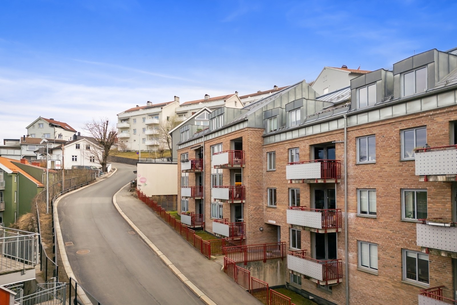 Sjarmerende område i stor vekst med en god kombinasjon av nyere og eldre bebyggelse Galleribilde