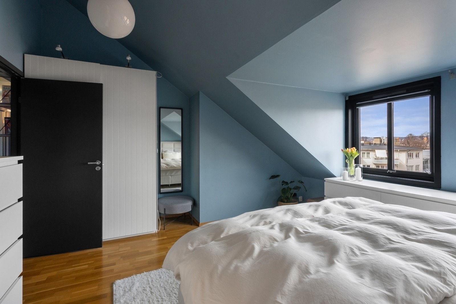 Det er i 2023 montert spesialtilpassede plissegardiner fra Norsol i alle soverommene og på bad Galleribilde