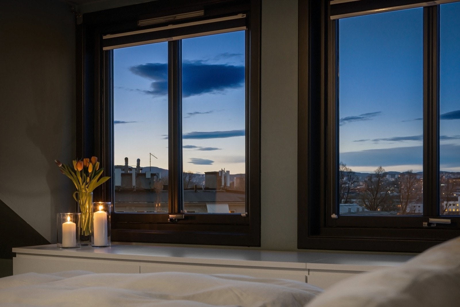 Fra soverommet er det vidstrakt utsikt over byen Galleribilde