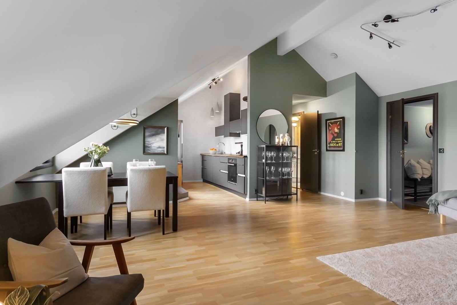 Leiligheten har en god takhøyde på opptil 3,64 meter Galleribilde