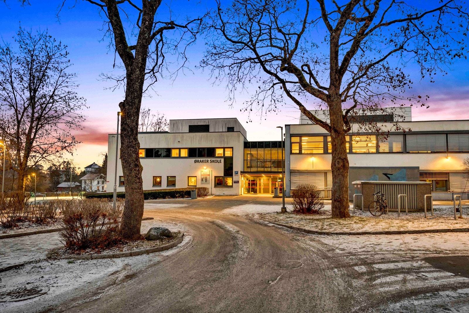 Øraker ungdomsskole ligger 1 km fra Ombergveien 16 og det tar 13 minutter å gå. Skolen har 402 elever og 22 klasser (8.-10.klasse). Galleribilde