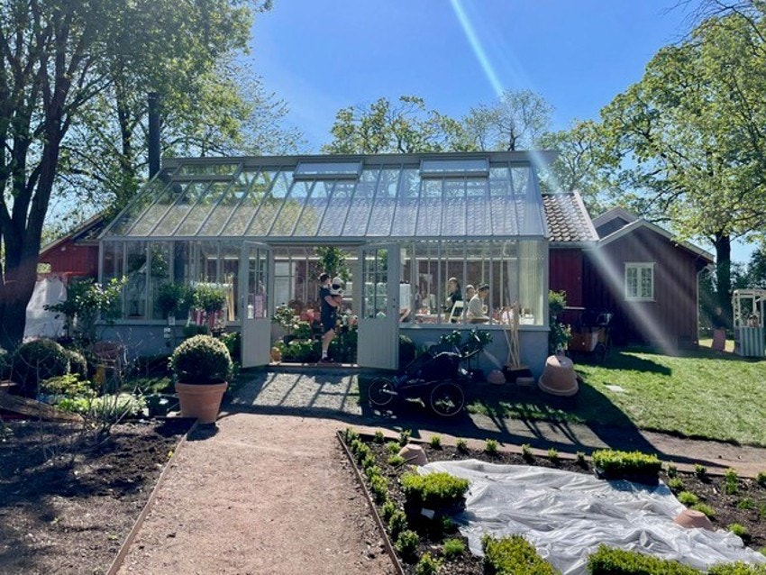 Idylliske Fåbro gård med kafé og økologisk surdeigsbakeri som serverer Oslos beste kardemommeboller som kan nyes blant epletrær og bikuber. Galleribilde