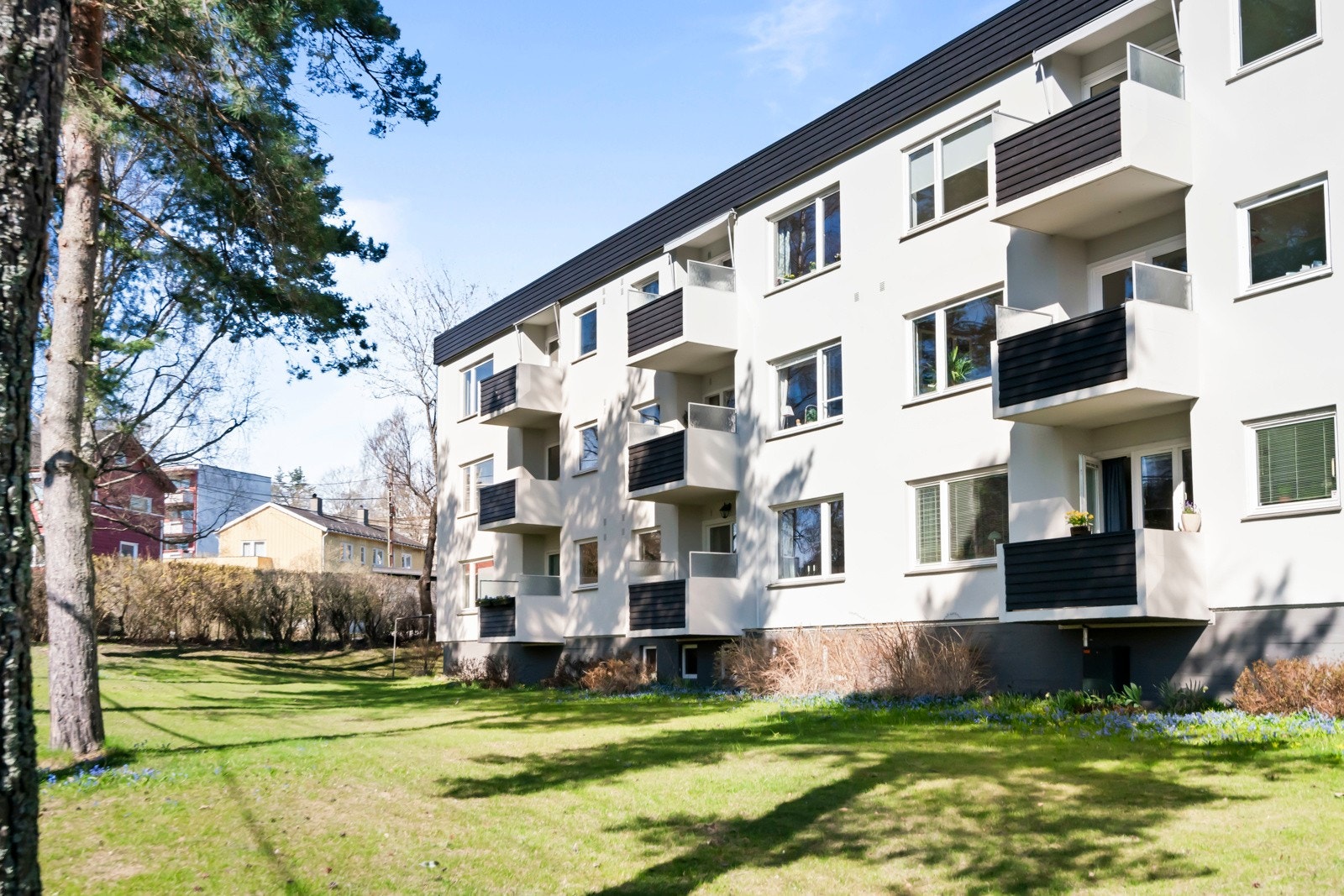 Sameiet har flotte utearealer. Utenfor boligen er det en pent opparbeidet plen med gode solforhold, trær, prydbusker og sittegrupper. Det er asfalterte internveier og gårdsplass foran garasjehusene. Sameiets tomteareal er på 8.717 kvm. Galleribilde