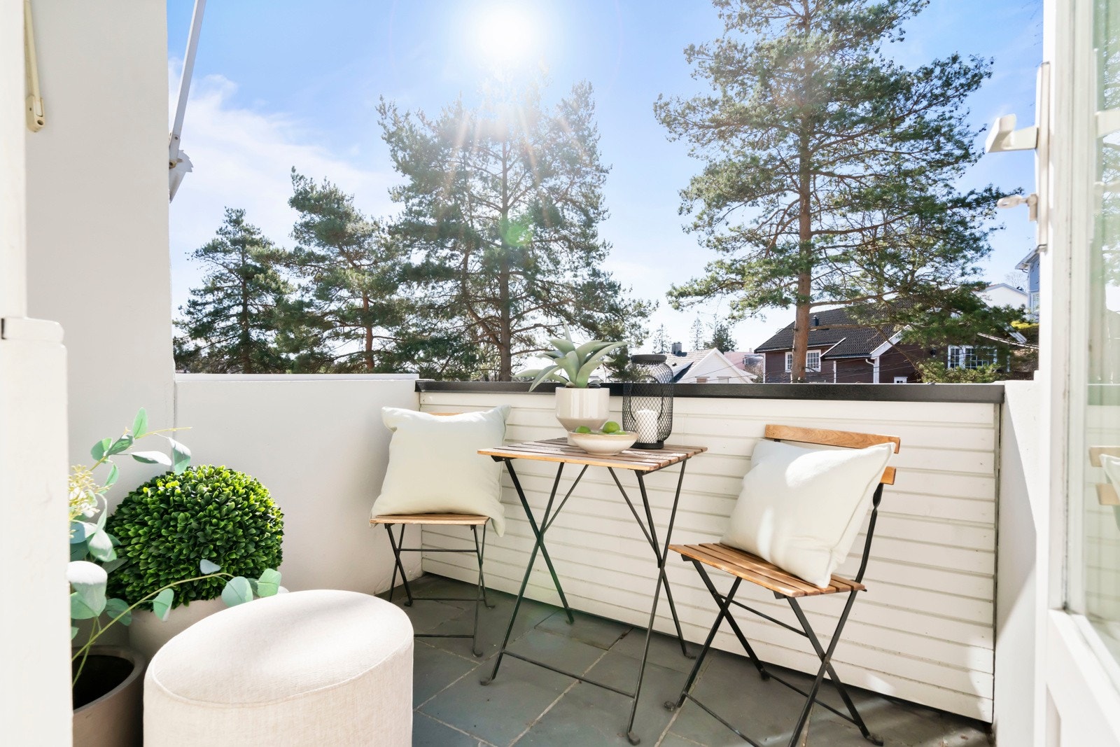 Koselig sydvendt balkong med gode solforhold (sol ca kl 10-20 på sommerstid), manuell markise og grillmuligheter! Balkongen har fint utsyn mot sameiets frodige tomt med plen og store furutrær. Galleribilde