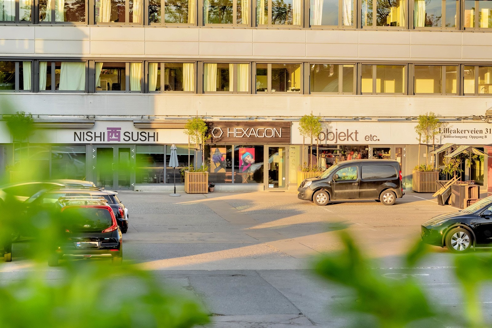 Lilleaker torg er et lokalt samlingspunkt med matbutikk, frisør, sushirestaurant, kles- og interiørbutikker og populære Grønn café. På andre siden av Lilleakerveien finner du Pizza da Mimmo. Galleribilde