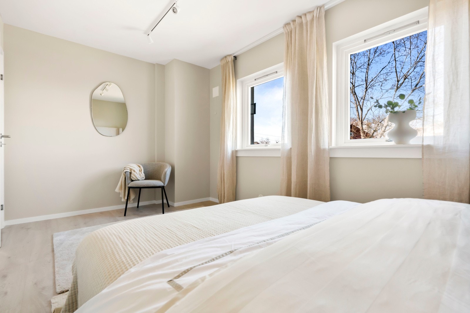 Hovedsoverom med plass til skap langs en hel vegg. Galleribilde