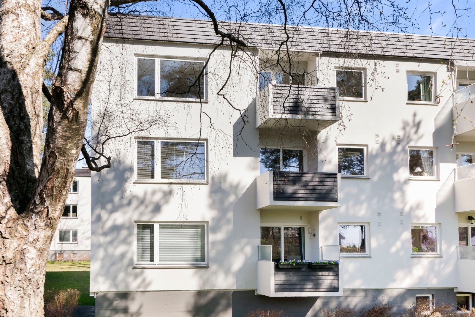 Fellesutgiftene er på kr 5.727 pr måned og inkluderer varmtvann, nebetaling fellesgjeld (herav 722), TV-anlegg/bredbånd, komm.avg, fellesforsikring, vaktmestertjenester, drift og vedlikehold m.m. Galleribilde