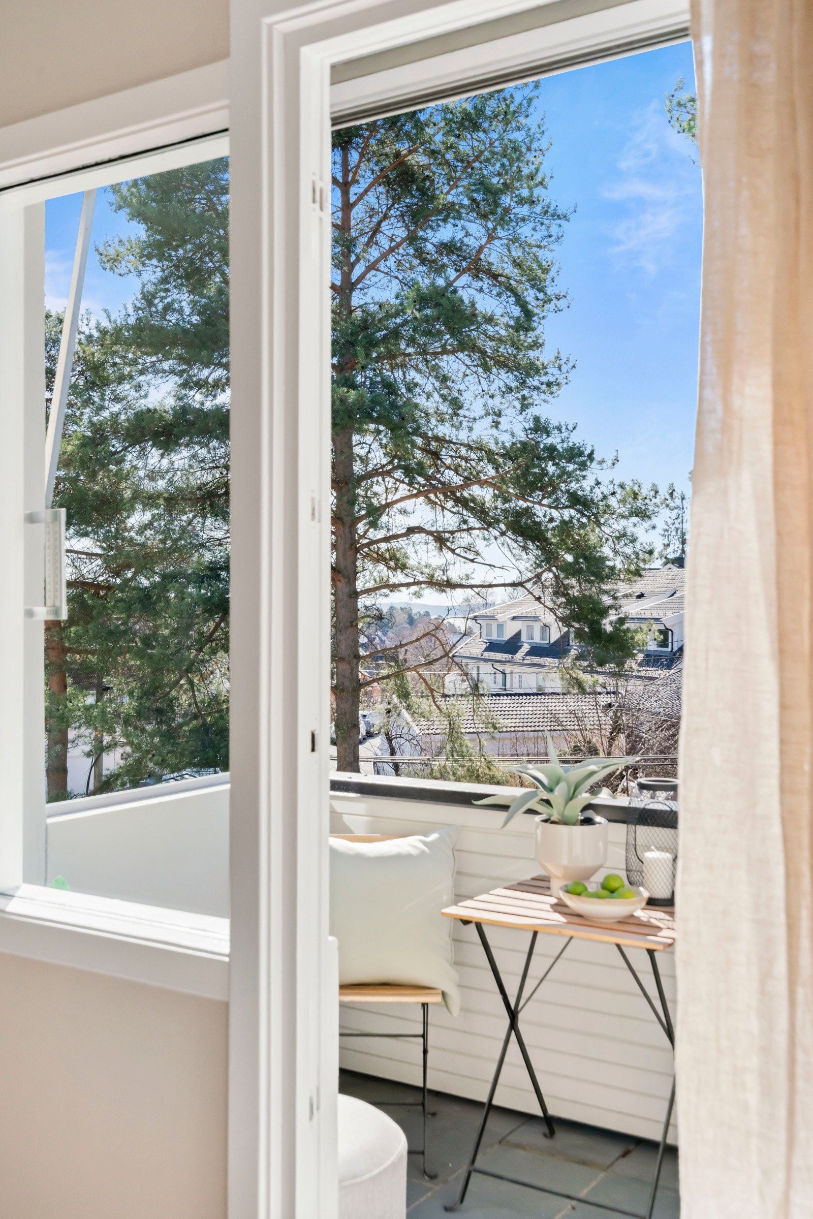 Utgang fra spisestuen til den solrike balkongen. Galleribilde