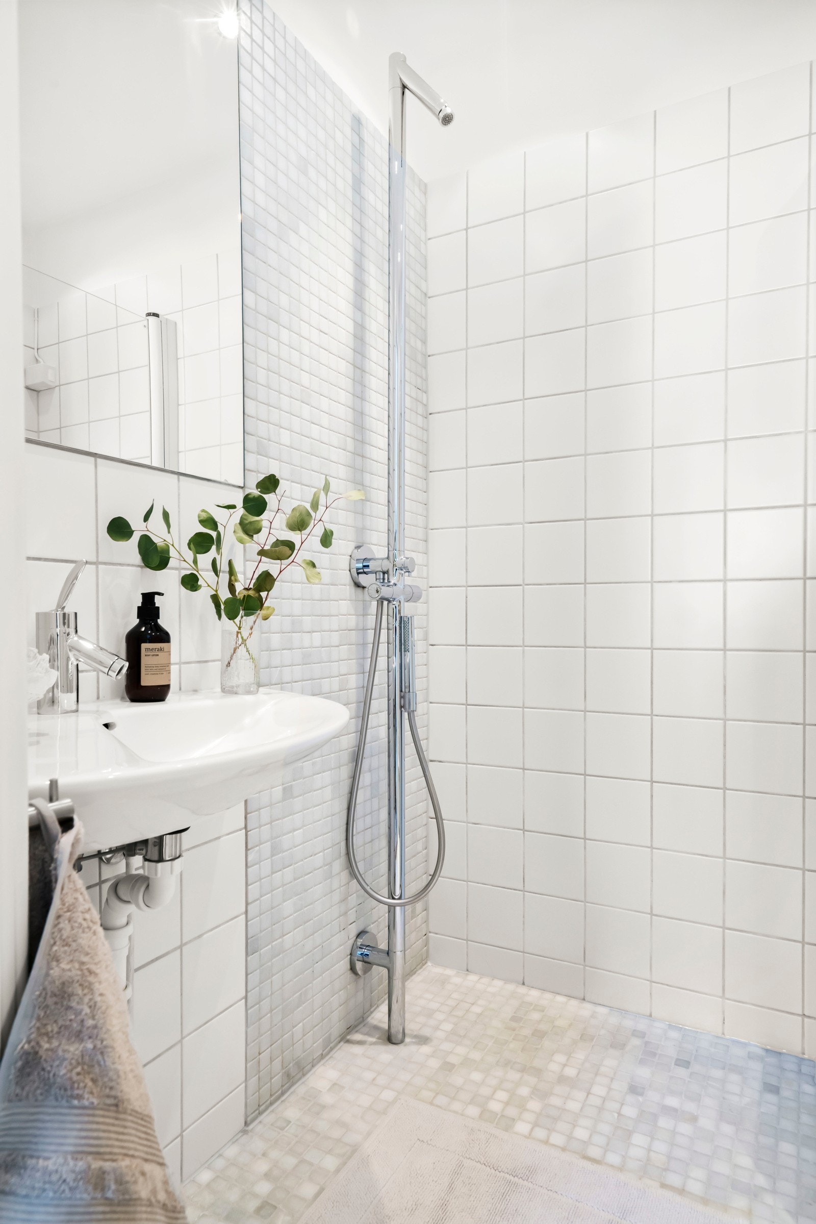 På gulvet er det lagt mosaikkfliser med varmekabler. Designdusj fra Philippe Starck. Badet har plastsluk, og det er observert membran under klemringen. Galleribilde