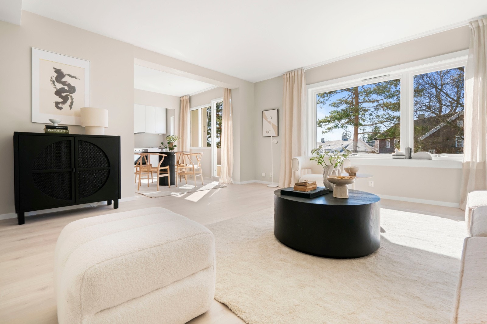 Velkommen til Ombergveien 16 - en svært lys topp- og endeleilighet på Lilleaker med flott standard (oppusset i 2025), sydvendt balkong og garasje! Galleribilde