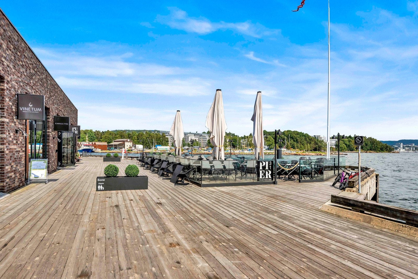 Uteservering på Lysaker brygge. Galleribilde