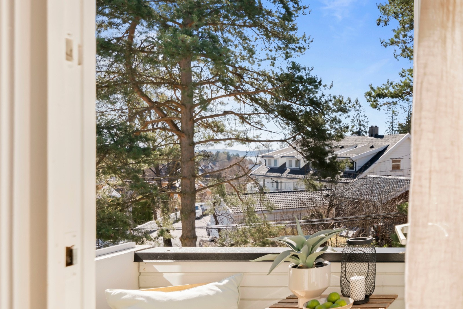 Glimt av sjø fra balkongen. Galleribilde