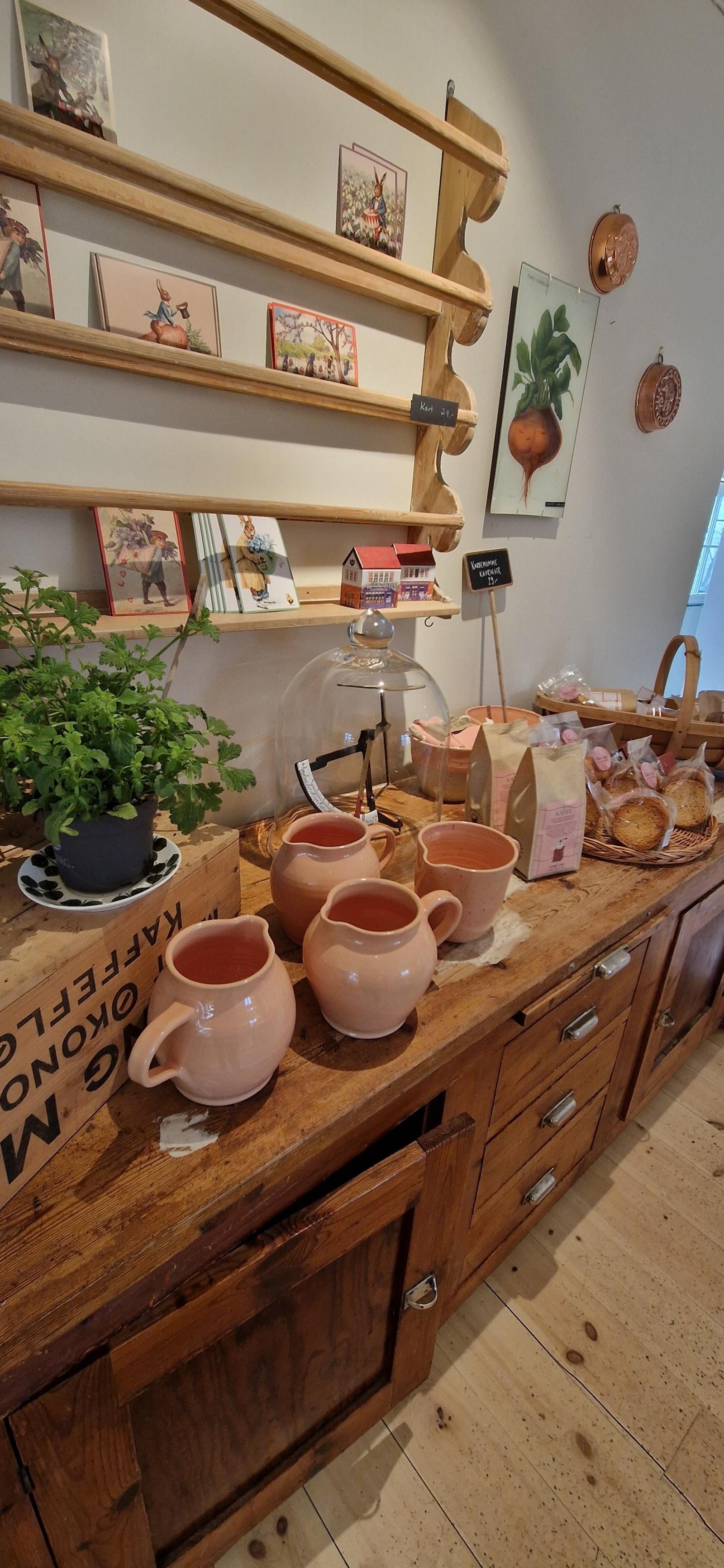Butikk på Fårbro gård (fotograf: Rolf Rolid) Galleribilde