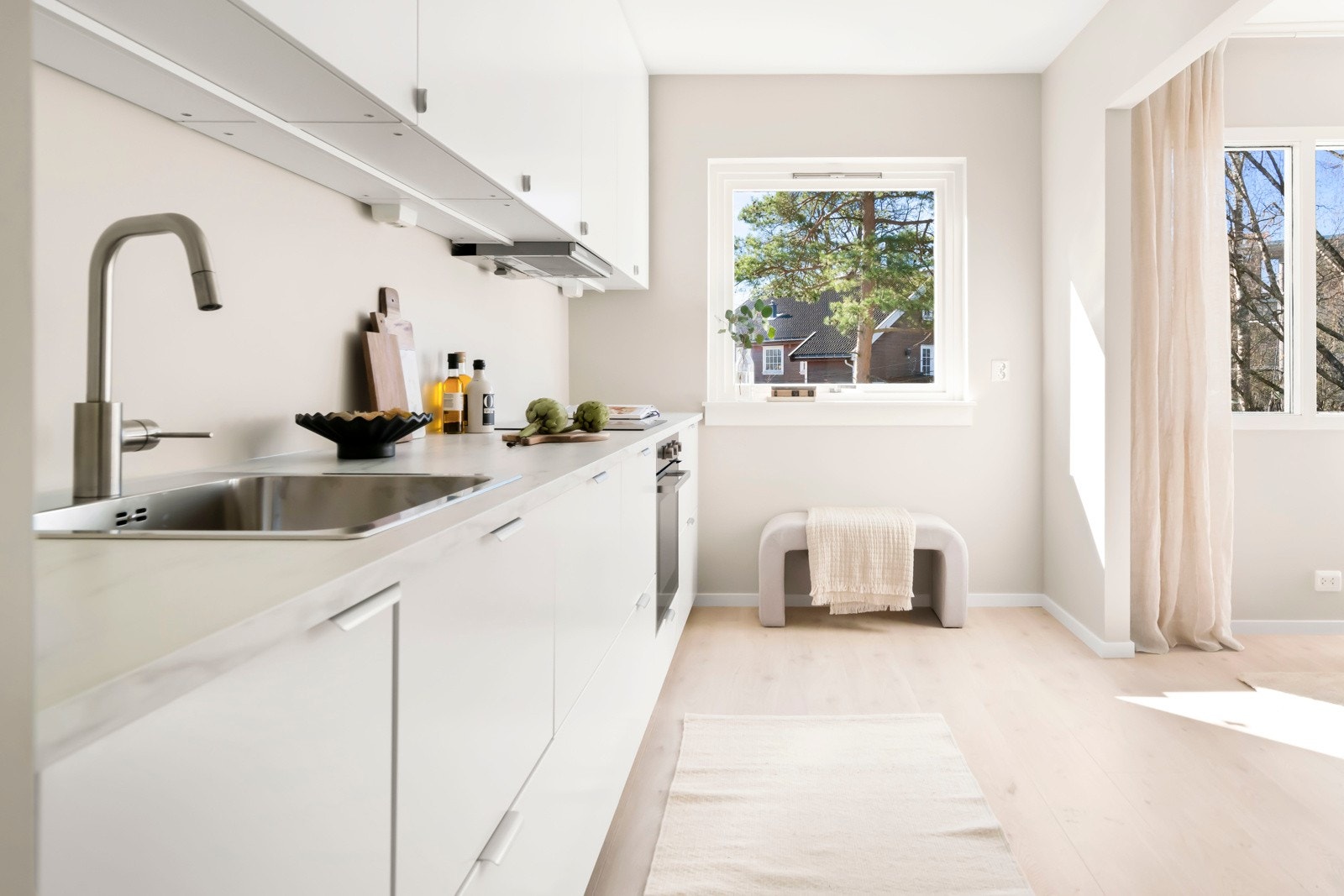Benkeplate i laminat. Integrert i innredningen er komfyr, induksjonstopp, avtrekksvifte og oppvaskmaskin (fra Ikea). Det er installert vannstoppesystem og komfyrvakt fra Micro Matic. Galleribilde