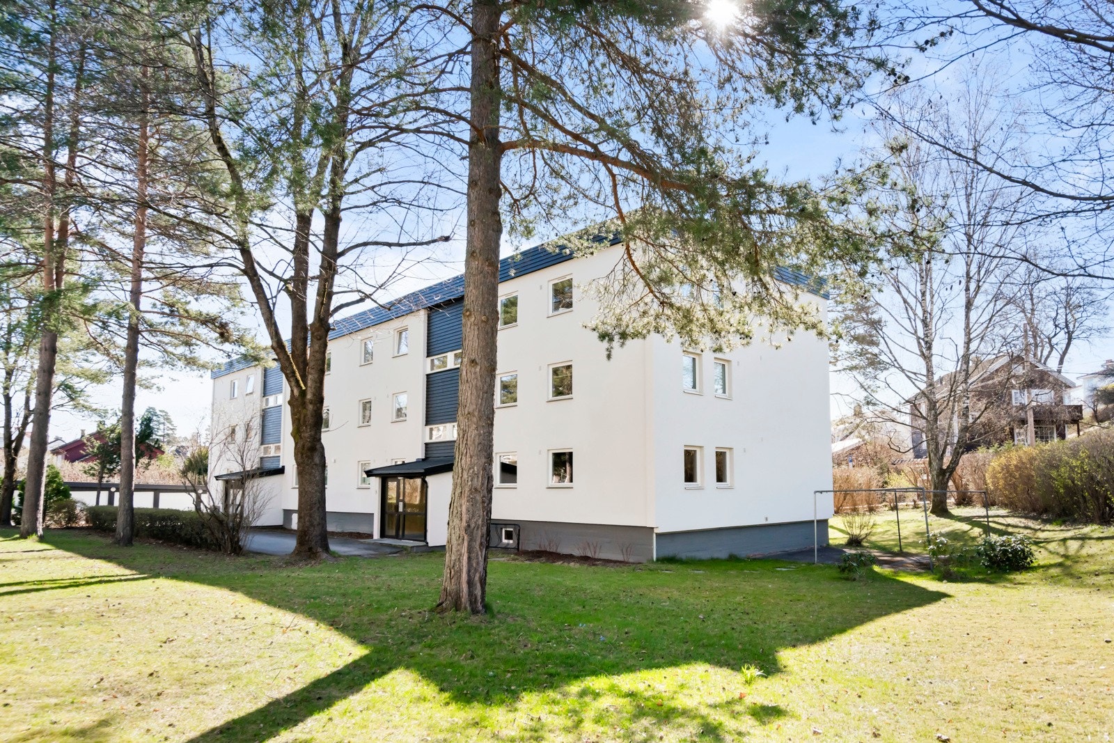 Boligsameiet Ombergveien 14-16-18 og 22 består av 42 seksjoner fordelt på 3 lavblokker og garasjeanlegg i 3 rekker. Eget sykkelstativ utenfor oppgangen, samt plass i felles kjeller til sykkelparkering. Galleribilde